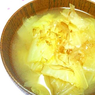 鰹節がゆらゆら白菜のお味噌汁